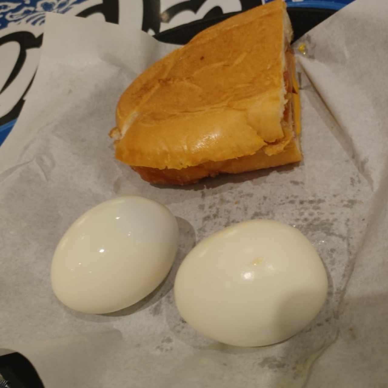 Emparedado de Jamón/Queso y 2 Huevos Hervidos