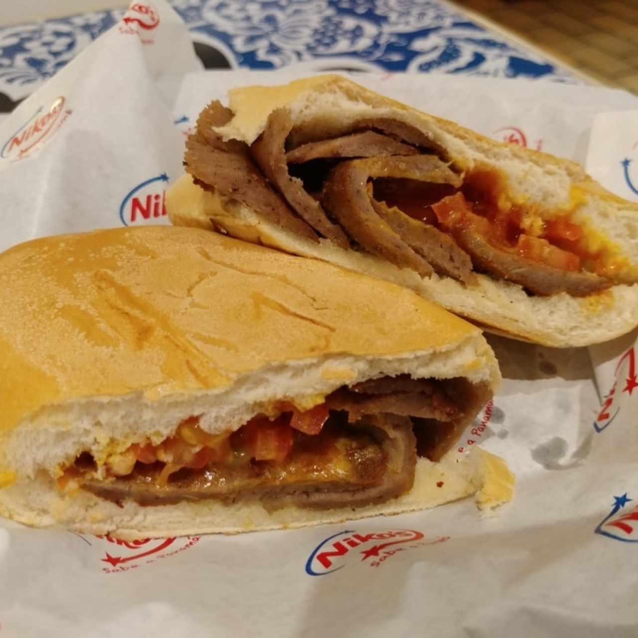 Empsredado en Pan Flauta con Carne Gyros