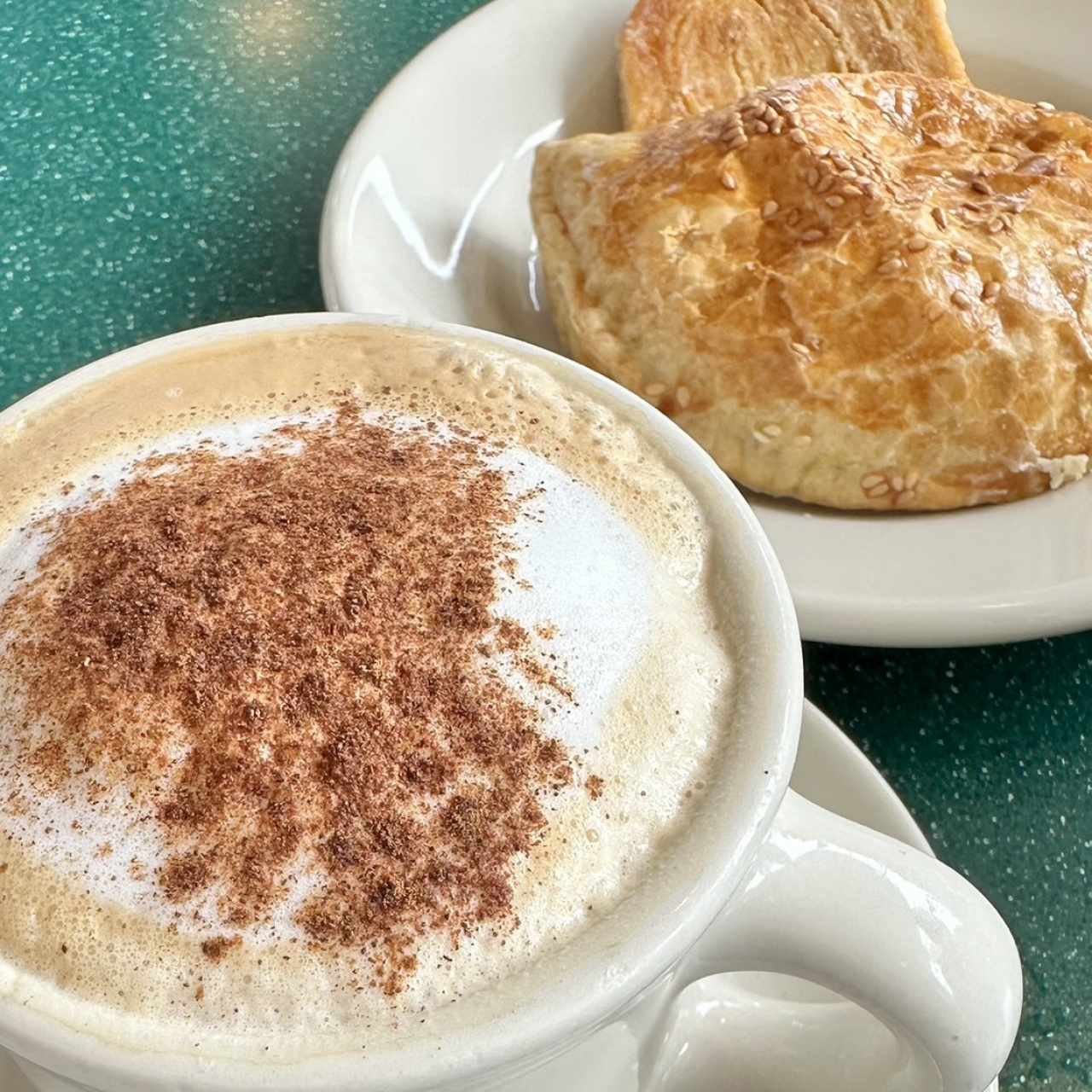 Capuccino y empanada de queso