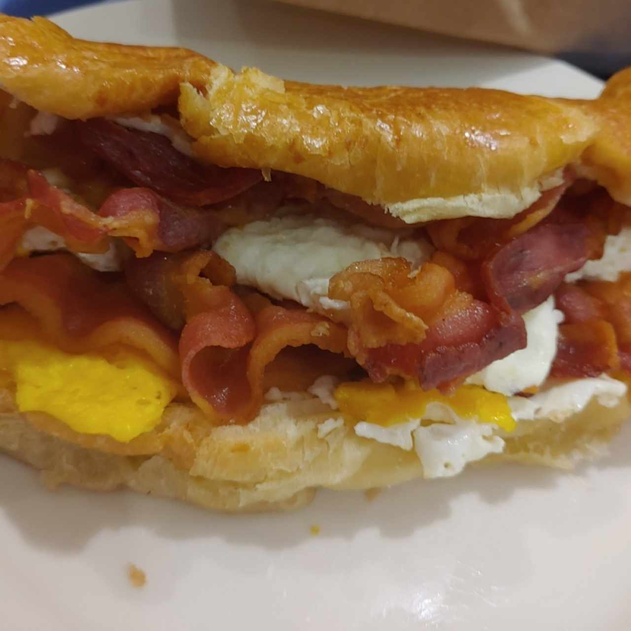 croissant huevo y tocino