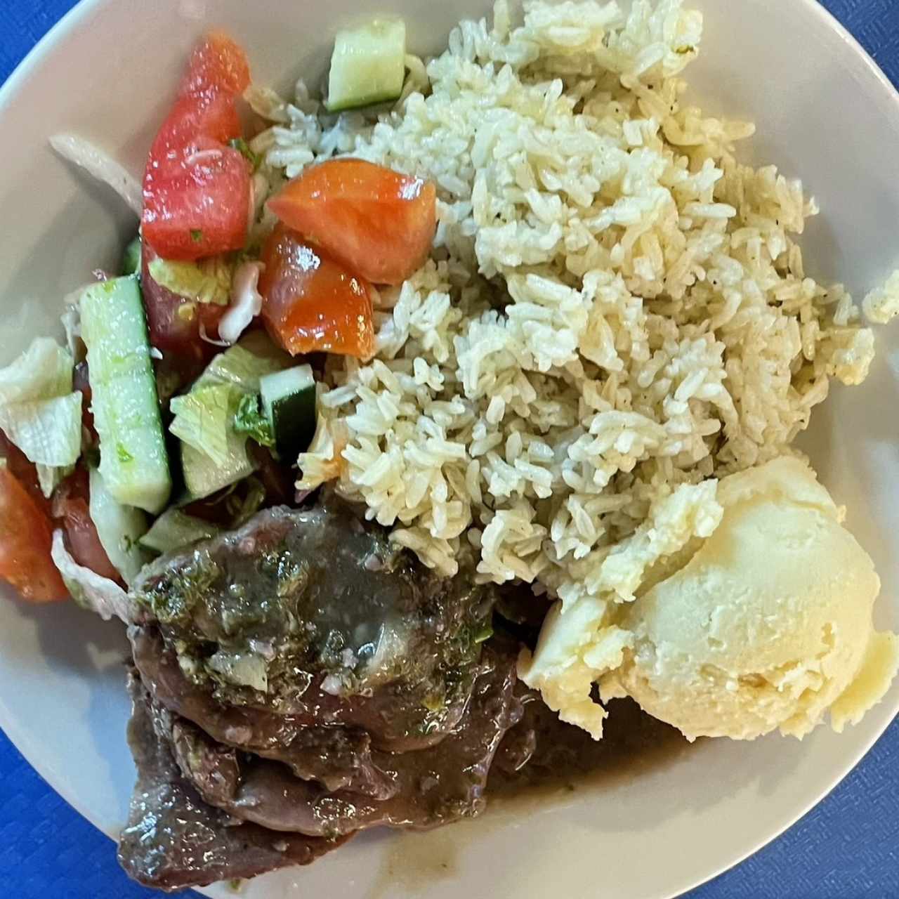 Carne puré ensalada y arroz