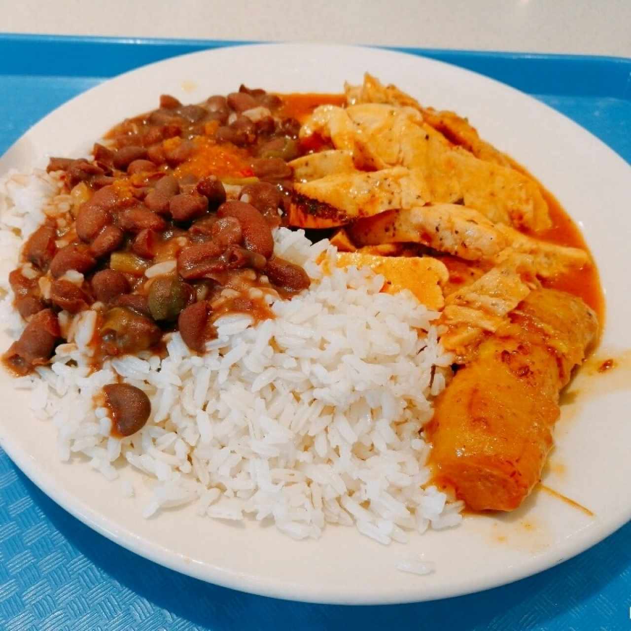 Fajitas de pollo, arroz, poroto y plátano en tentación.