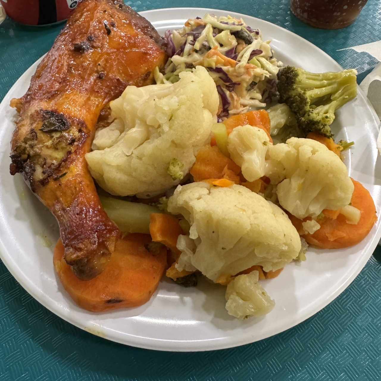 1/4 pollo al horno con vegetales hervido y ensalada cole