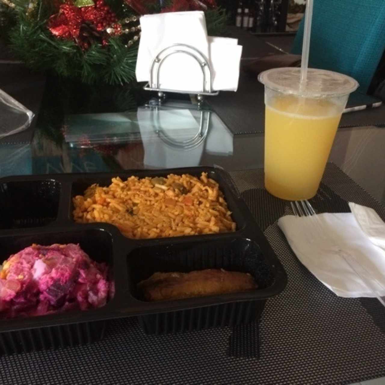 arroz con pollo, ensalada de feria y platano en tentación.