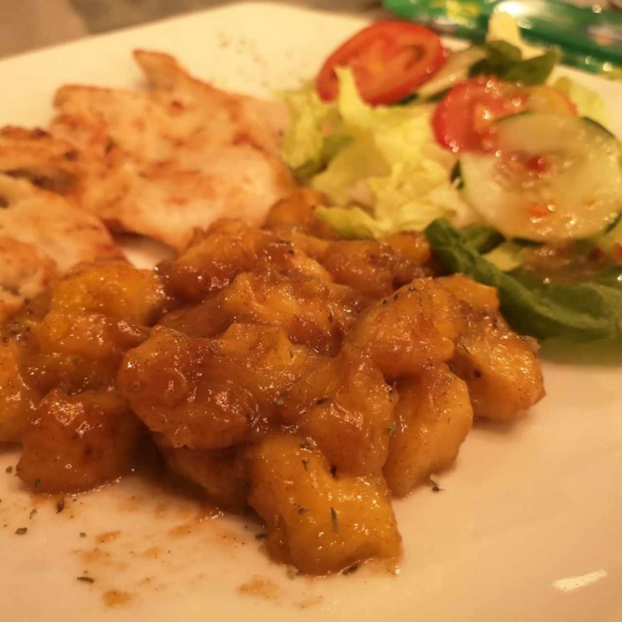 Filete de pollo a la plancha o al grill con platanitos