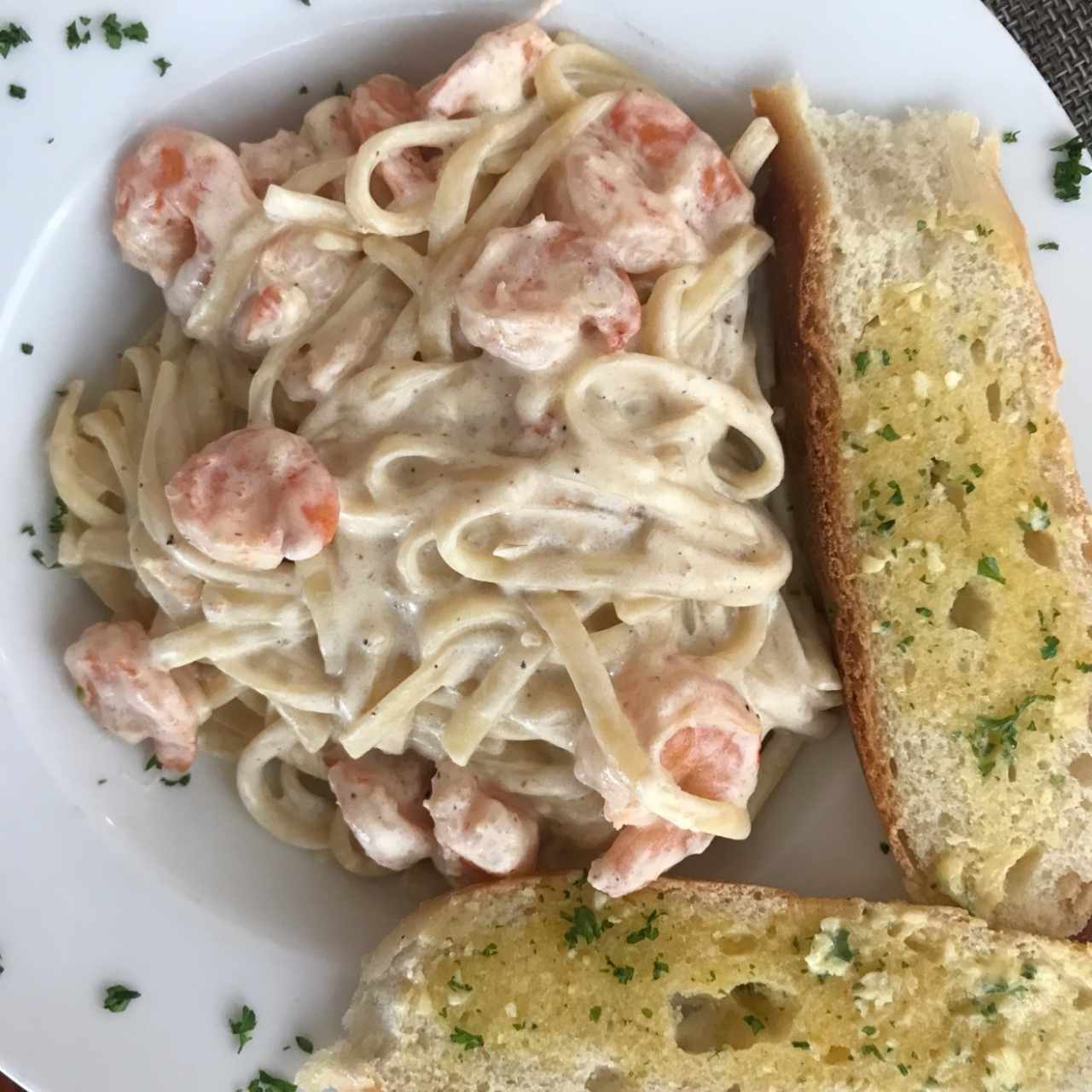 Linguini Alfredo con camarones