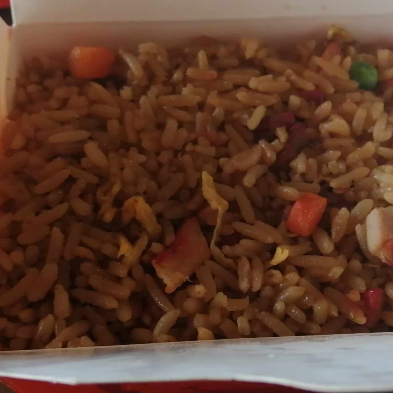 Arroz frito con pollo