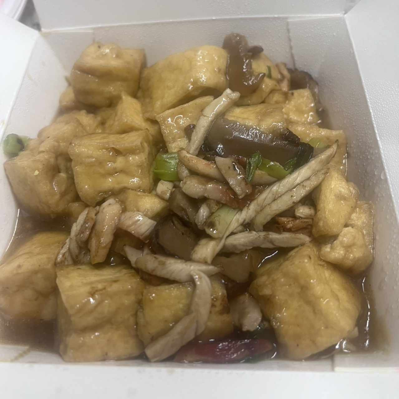 Tofu con Puerco Asado y Hongos Chinos