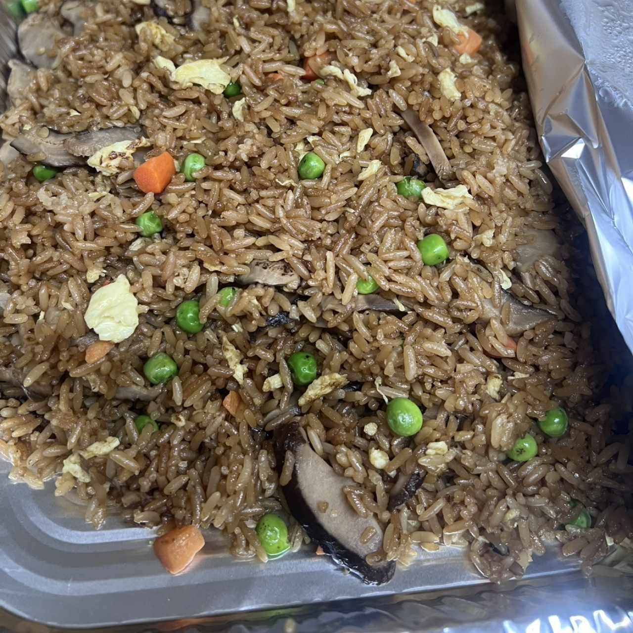 Arroz frito con hongos chinos