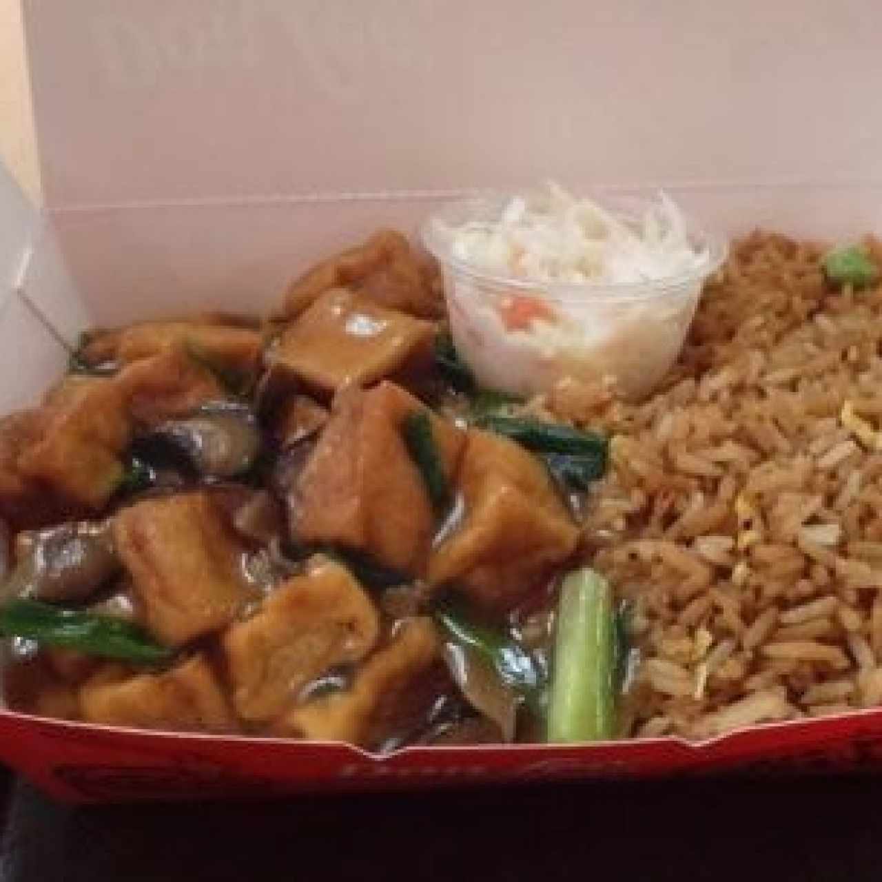 tofu con hongos y arroz frito 