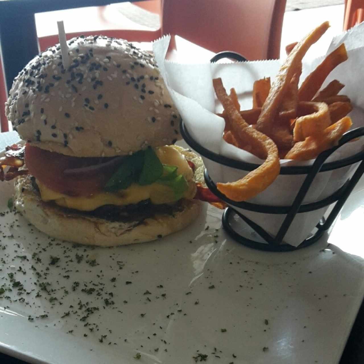 Canadian con batatas fritas 