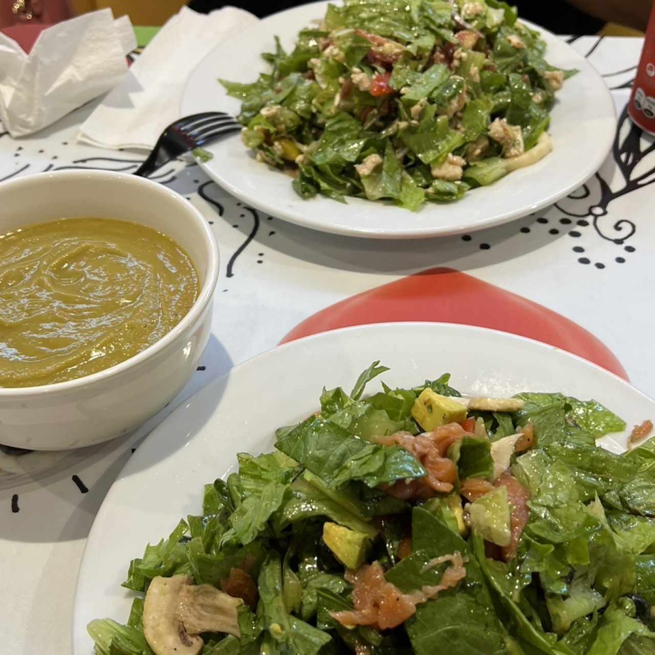 Sopa de brocoli y ensaladas
