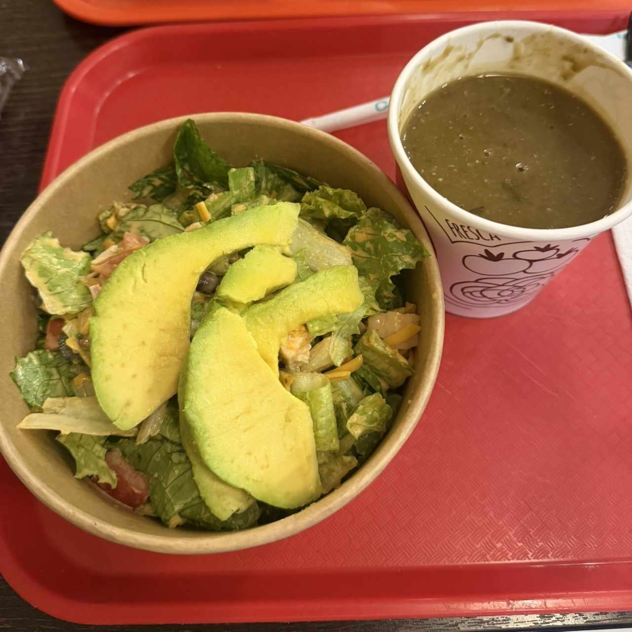 Ensalada Yucatán chipotle y sopa de lentejas