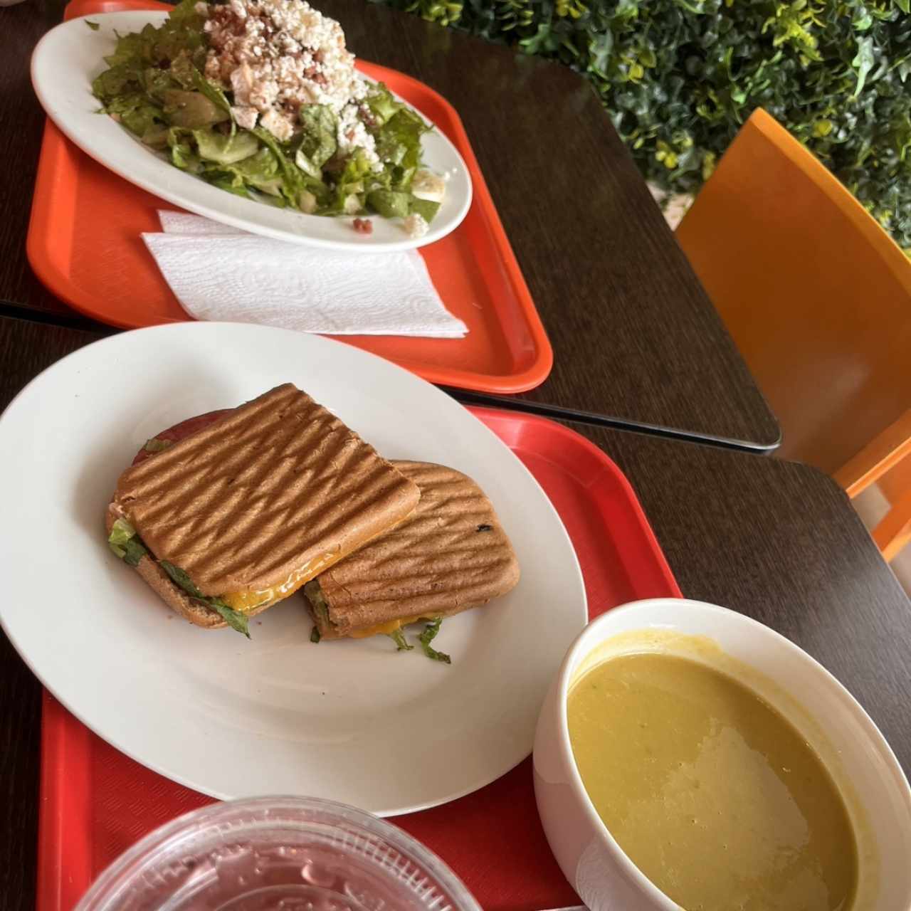 Ensalada, panini y sopa