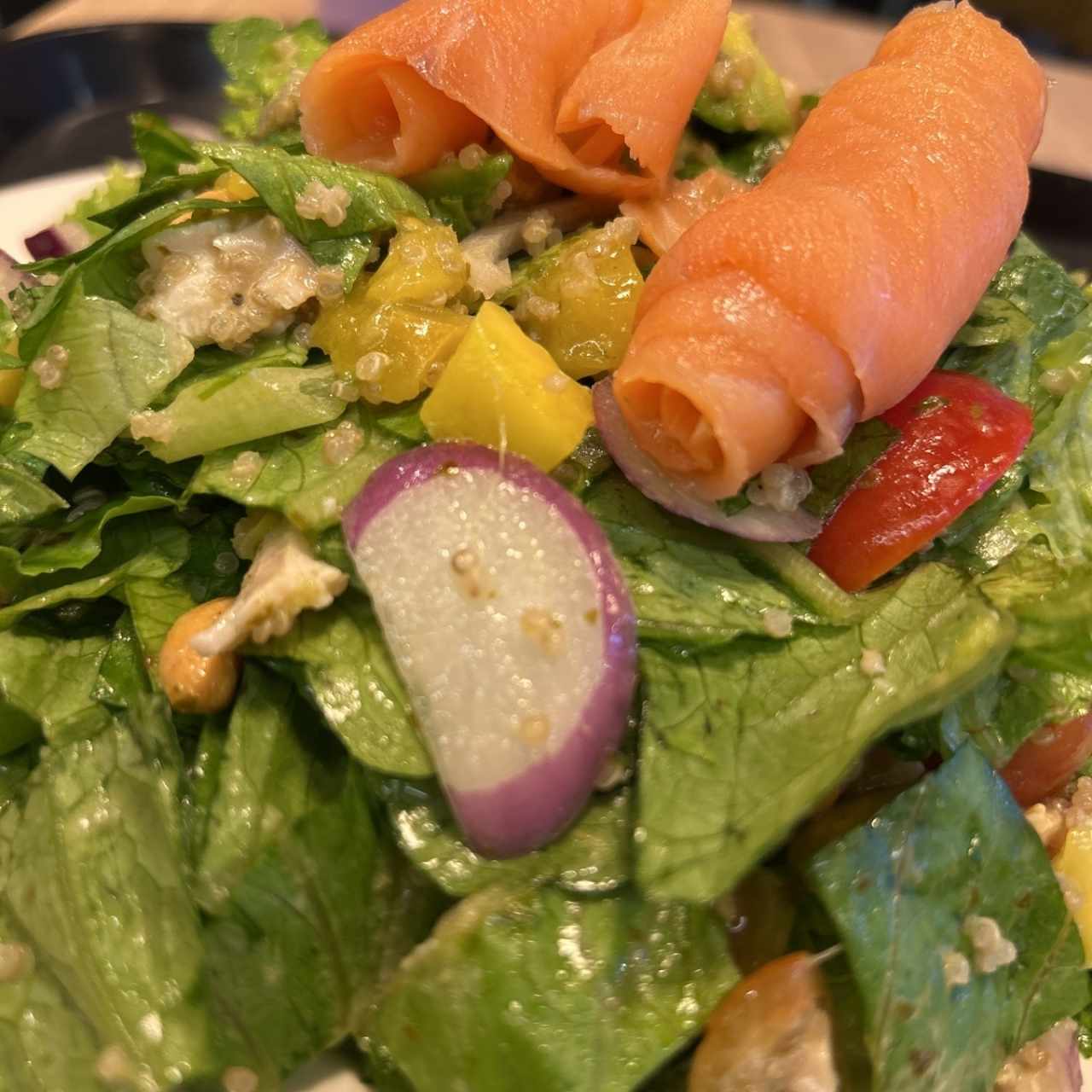 Ensaladas - SWEET MANGO SALAD con salmón adicional