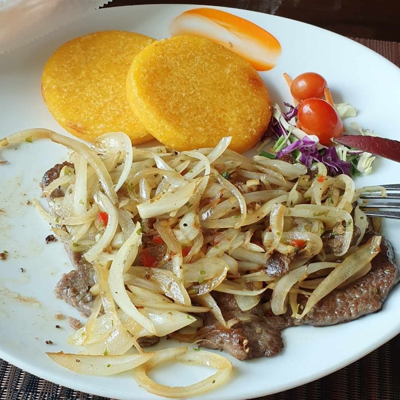 Bistec de res encebollado
