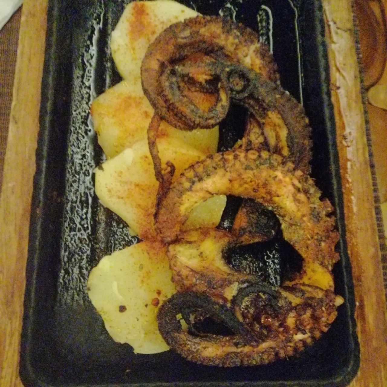 Entrantes calientes - Pulpo al carbón