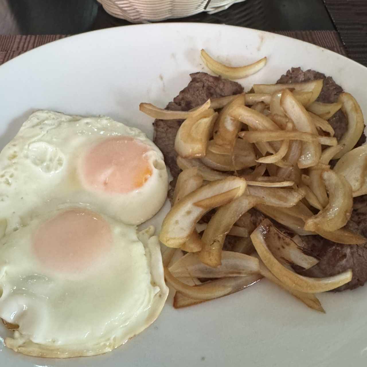 Bistec de Res Encebollado