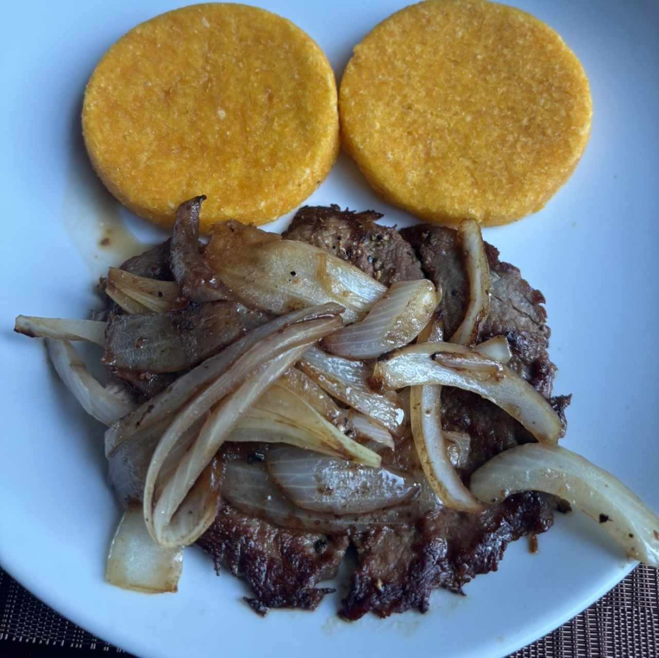 Bistec de Res Encebollado