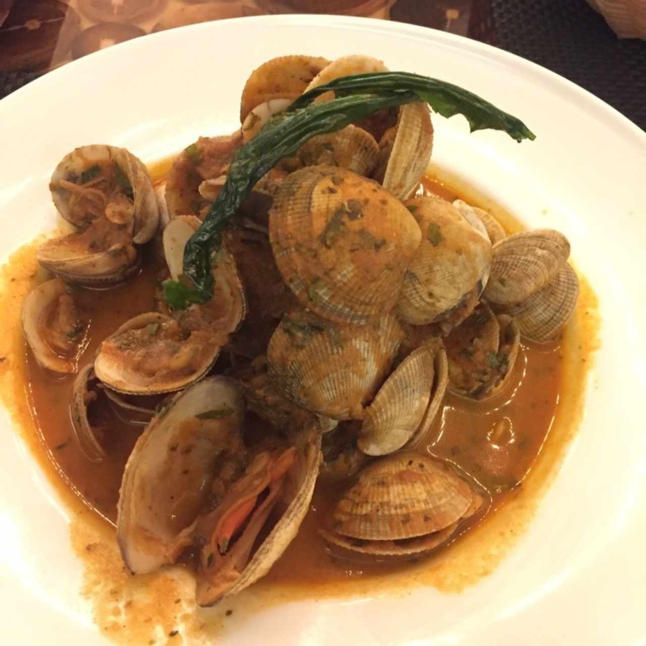 Almejas en salsa roja
