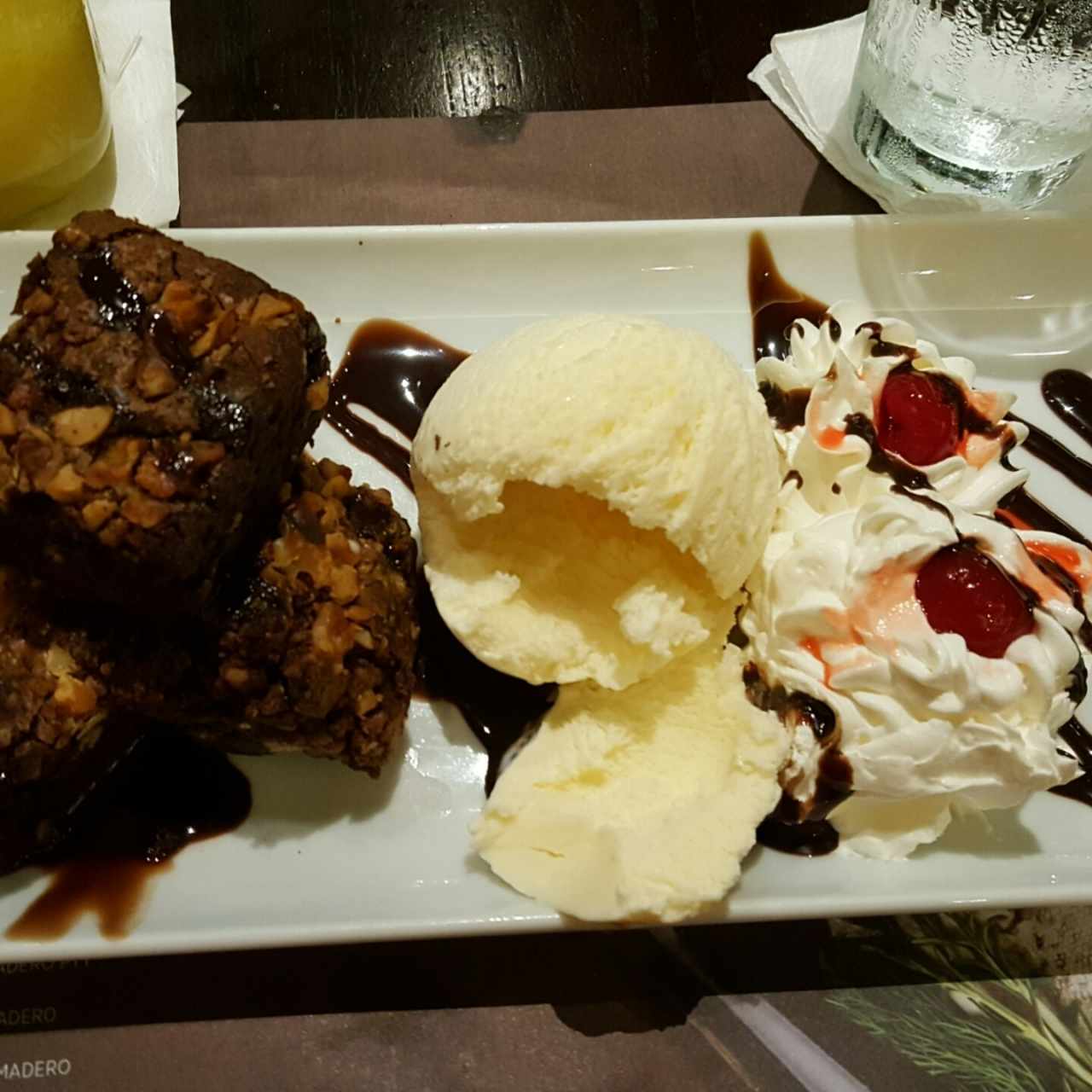 Brownie de nueces y helado