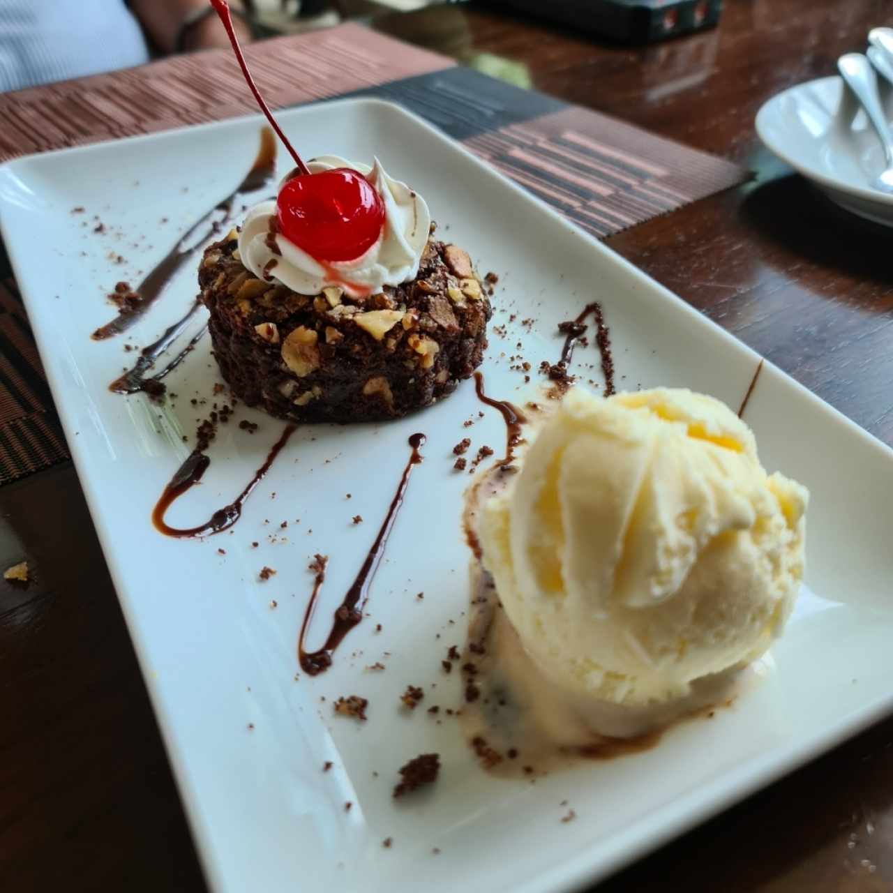 Brownie de nueces y helado
