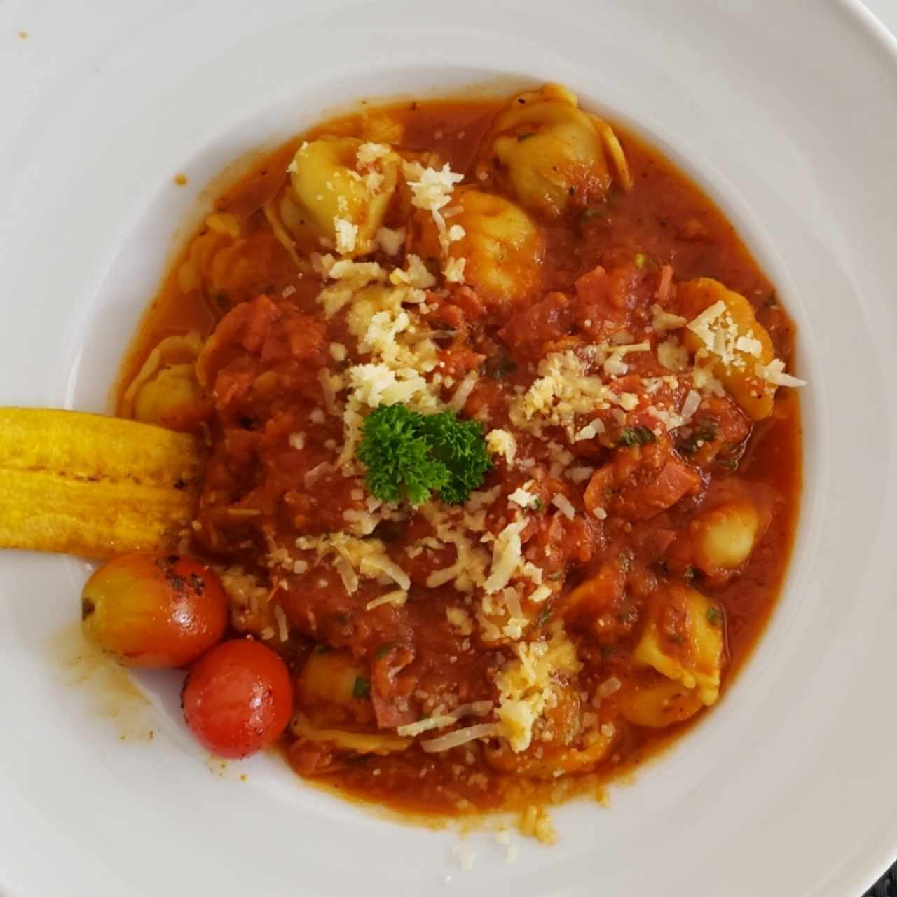 Tortellini de queso a la pomodoro y jamón serrano