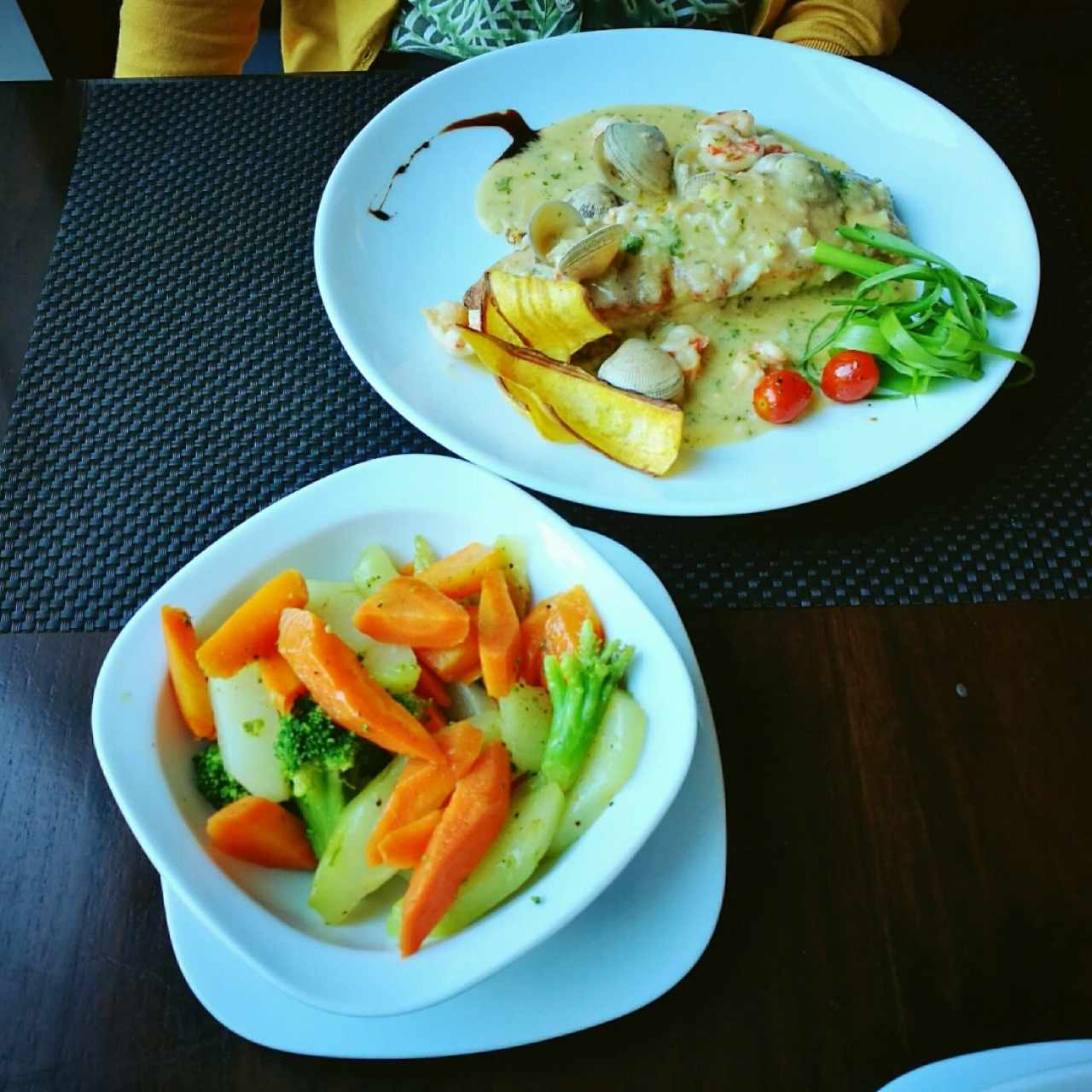 Corvina a la vasca y vegetales