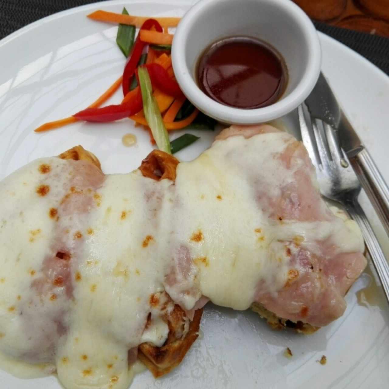 waffle con jamon gratinado