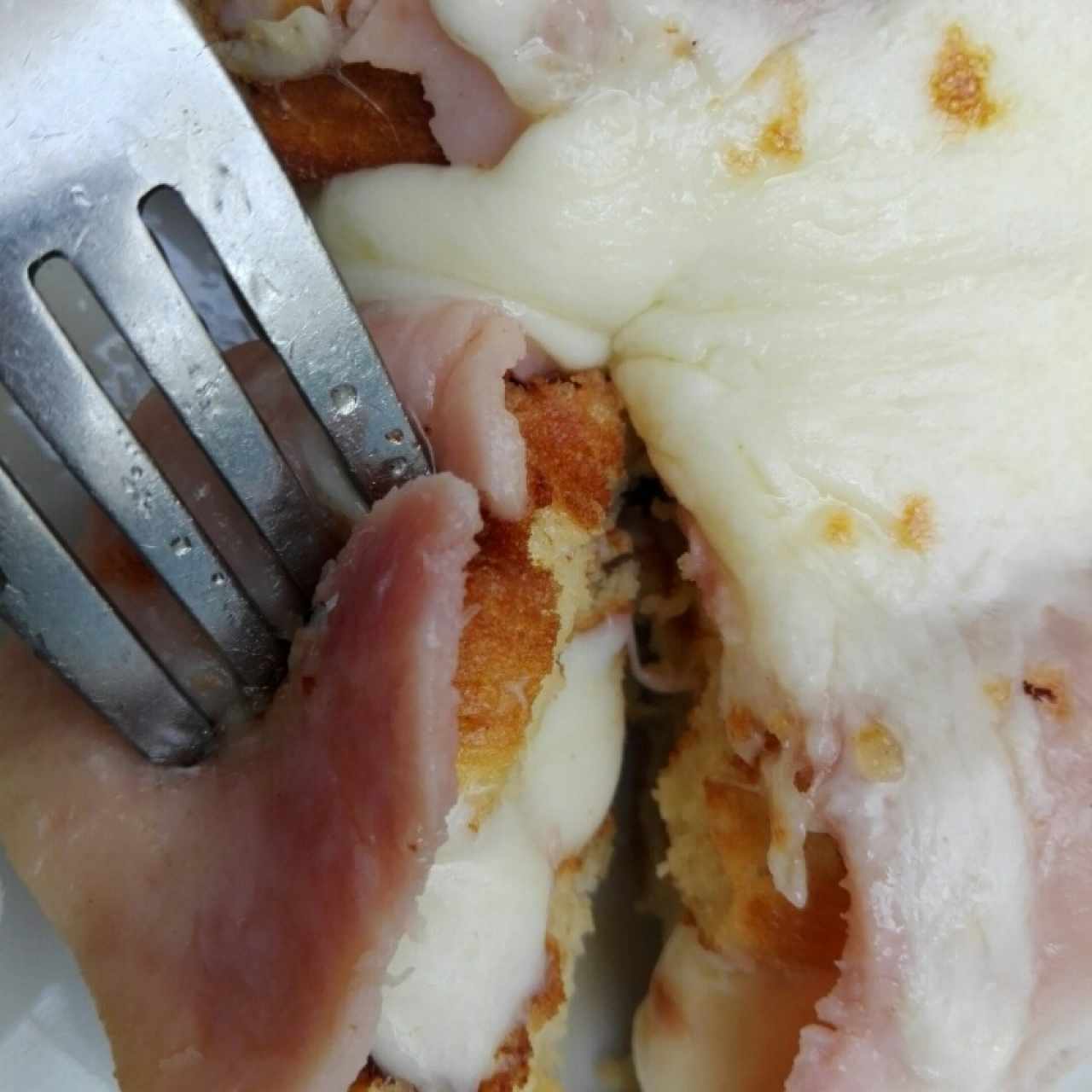 waffle con jamon gratinado