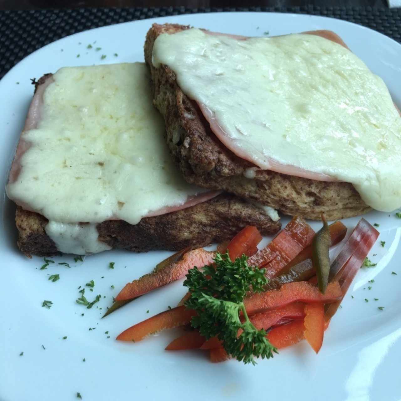 Tostadas francesas con queso y jamón
