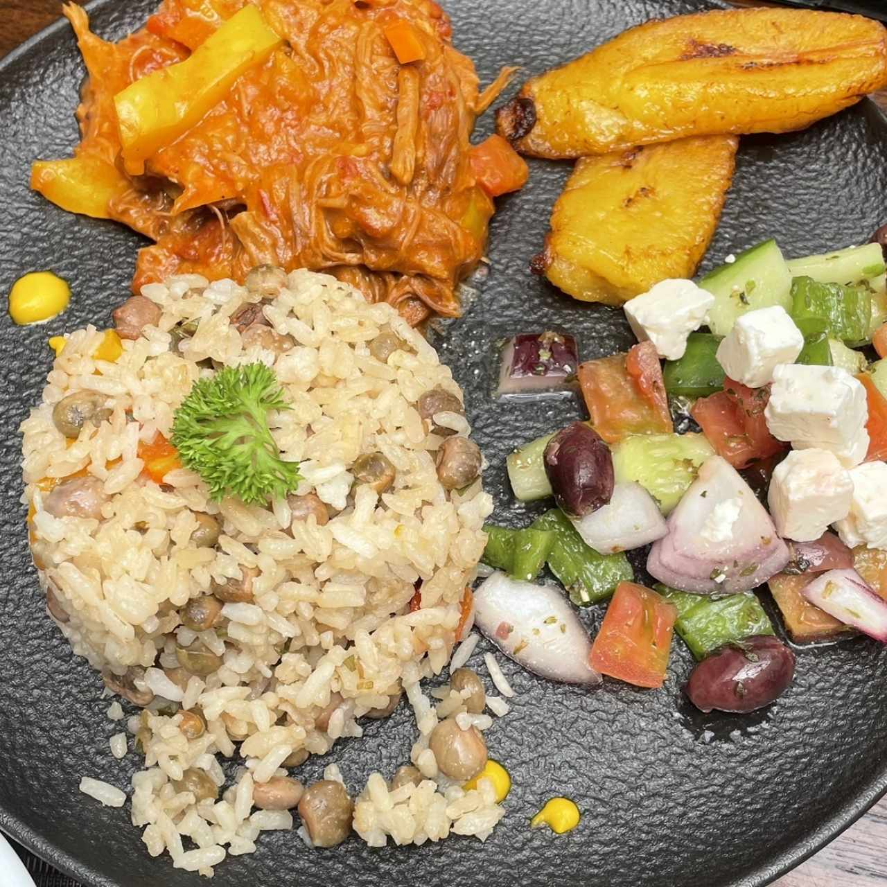 Arroz con guandú, ropa vieja, tajadas y ensalada griega