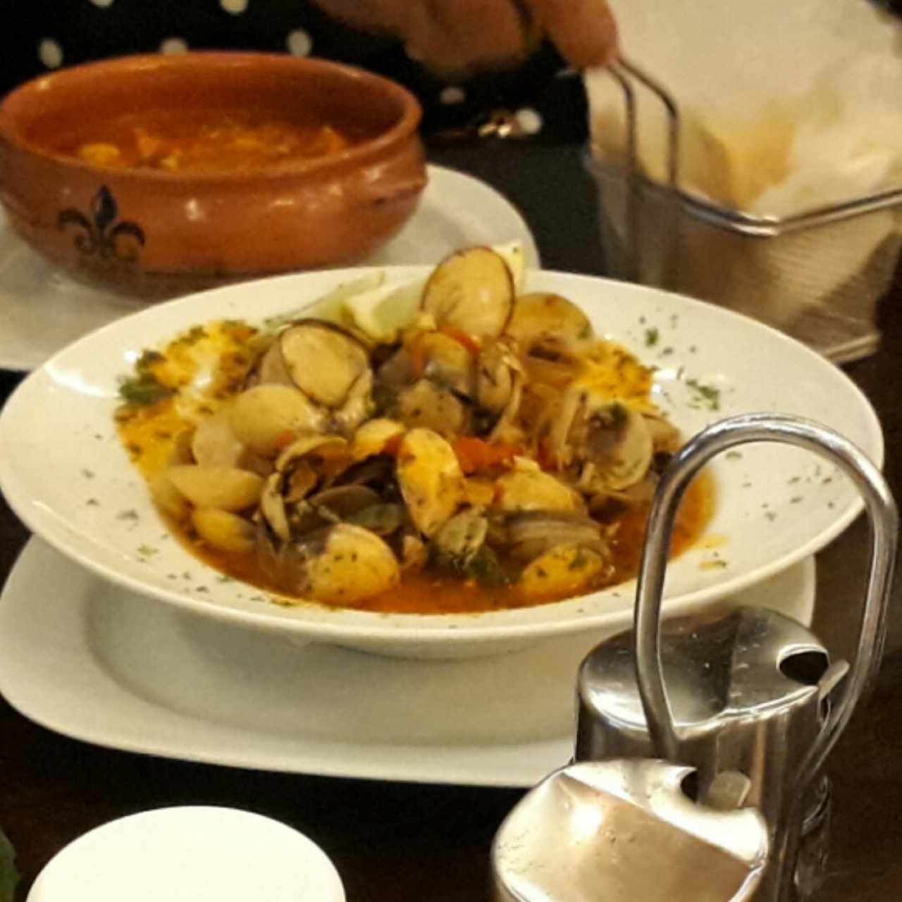 Almejas en salsa roja
