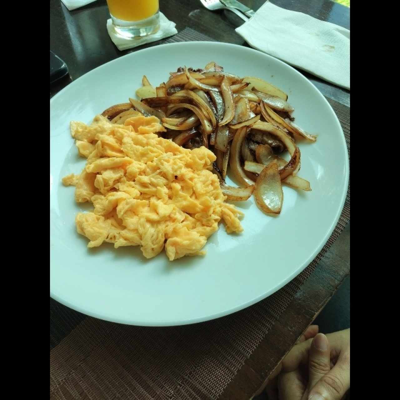 Bistec de Res Encebollado