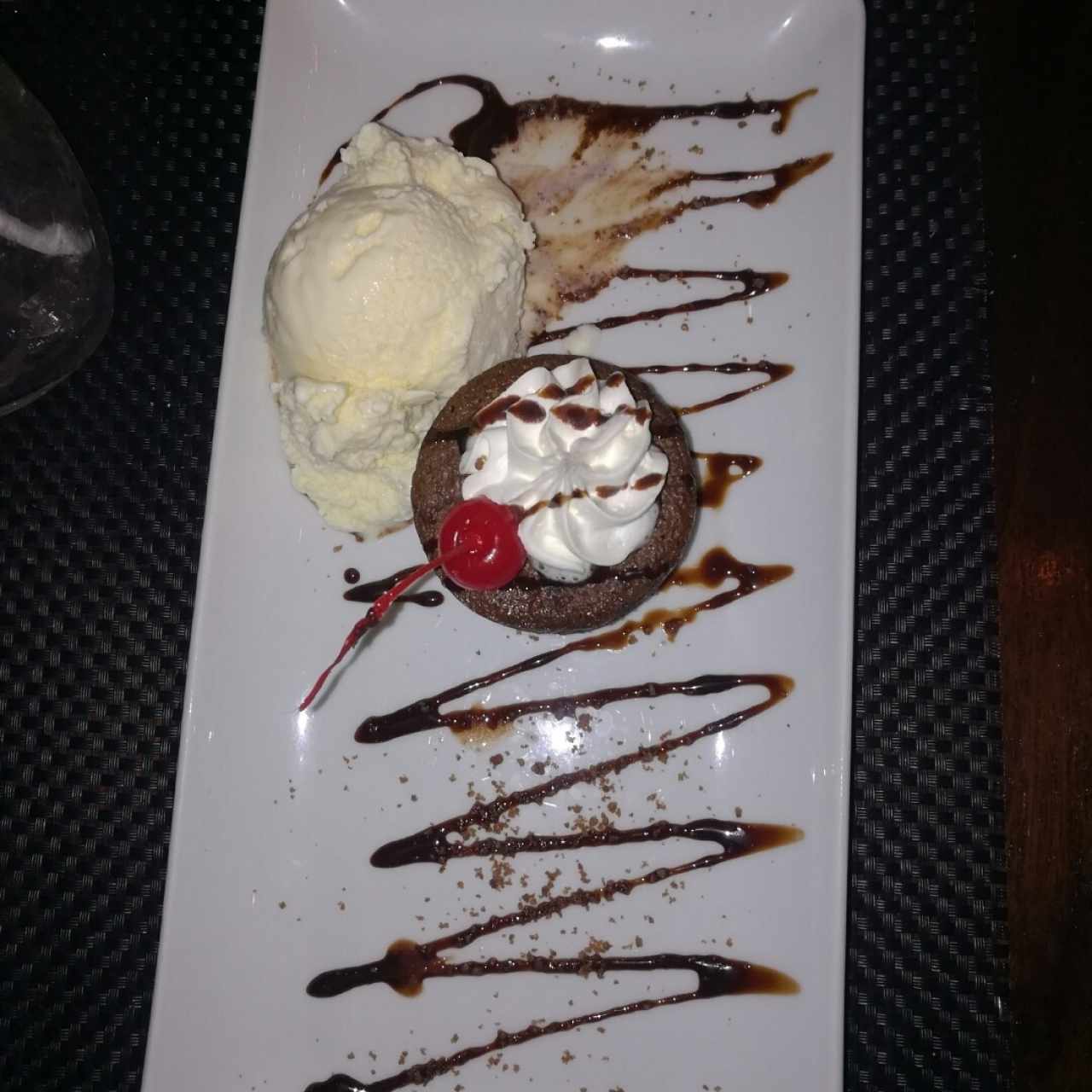 Brownie de nueces y helado