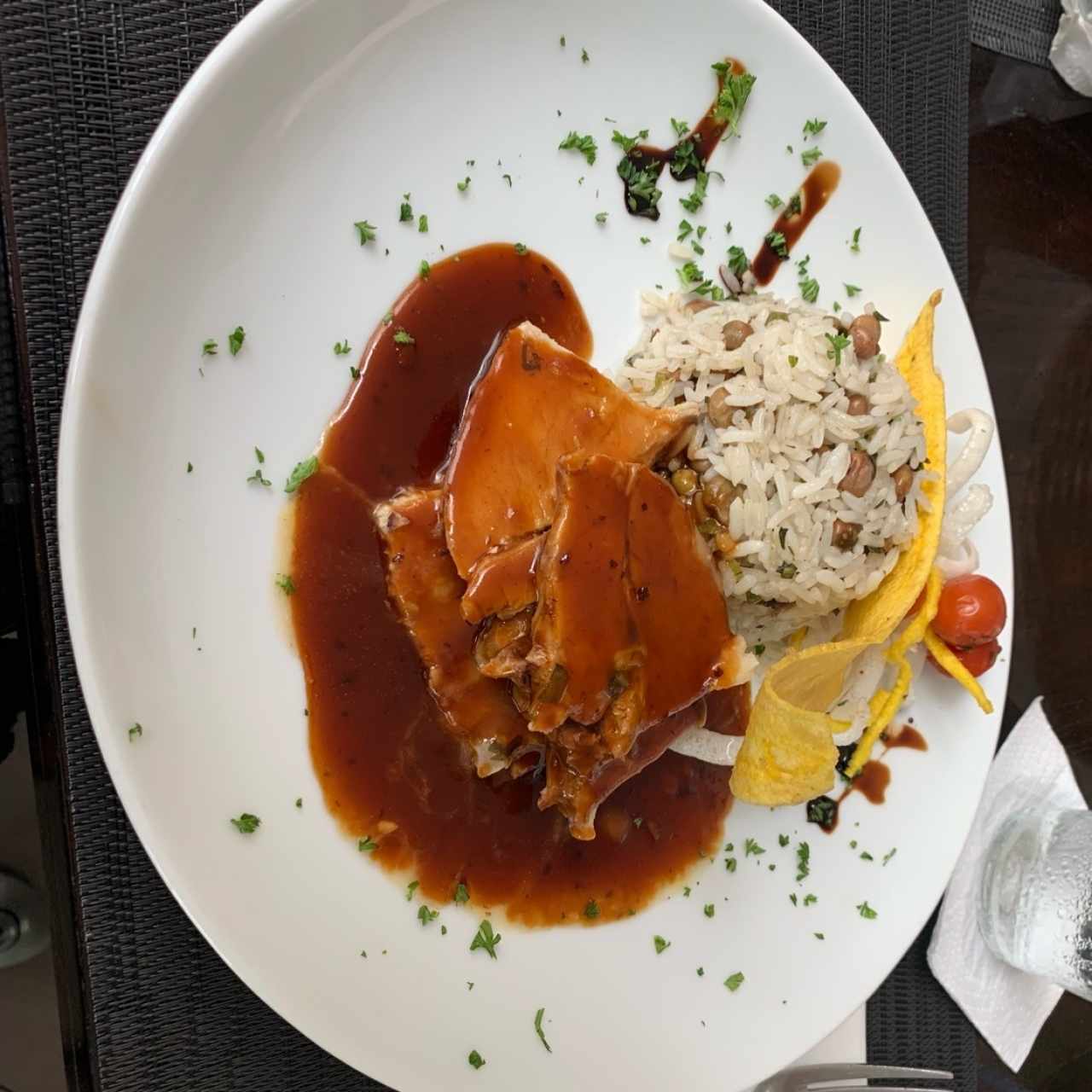 Pernil de Cerdo en Salsa Tamarindo con Arroz con Guandú