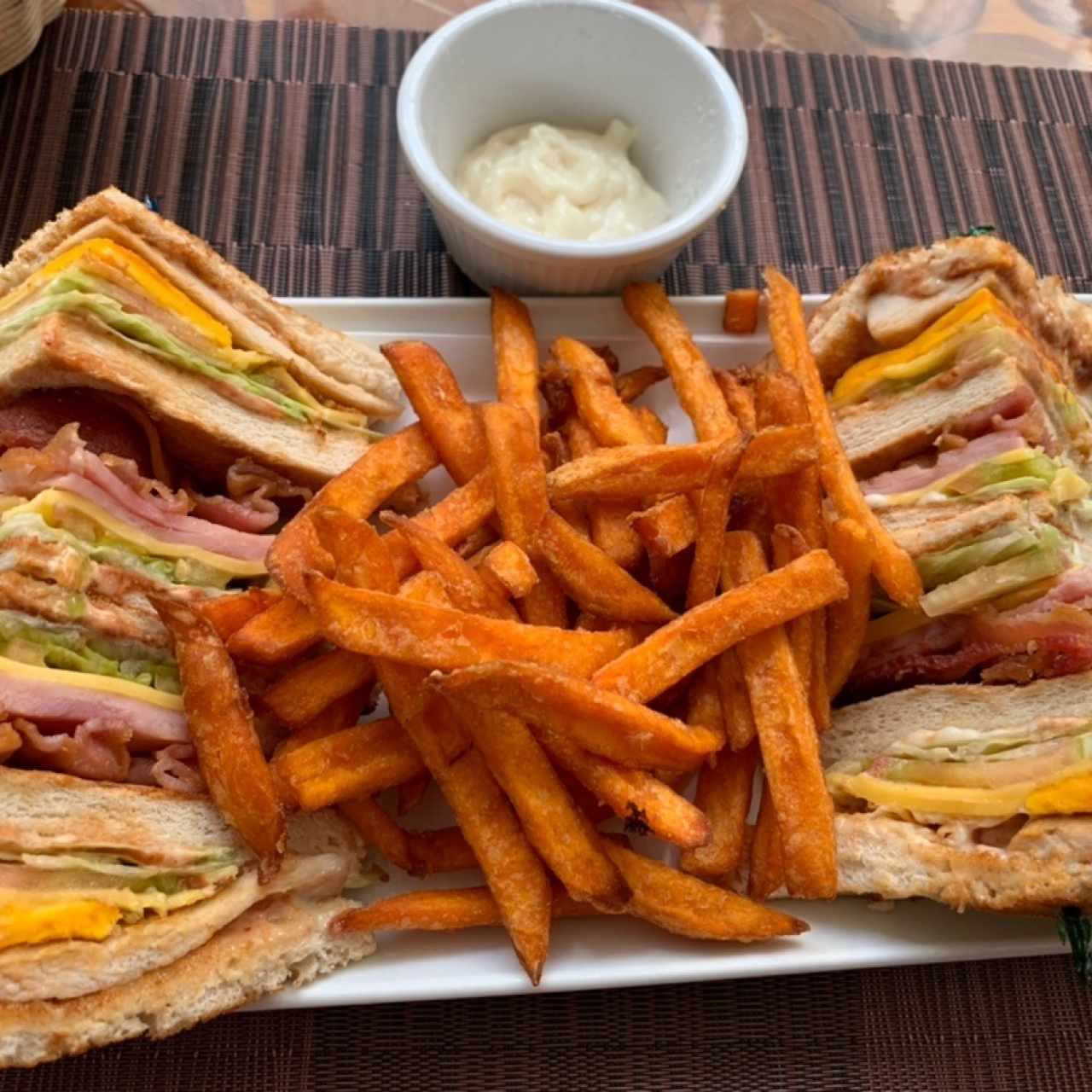 Club Sándwich con Camote Frito y extra Mayonesa