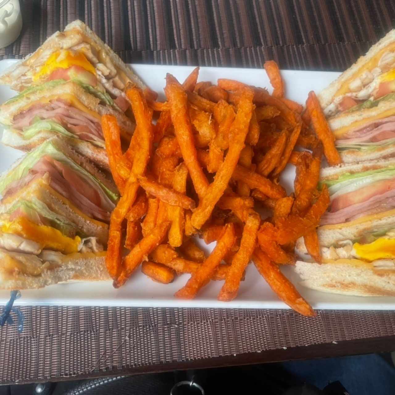 Club Sándwich (Pan Club, aderezo, pollo deshebrado, tocino, huevo, jamón de pavo, queso)