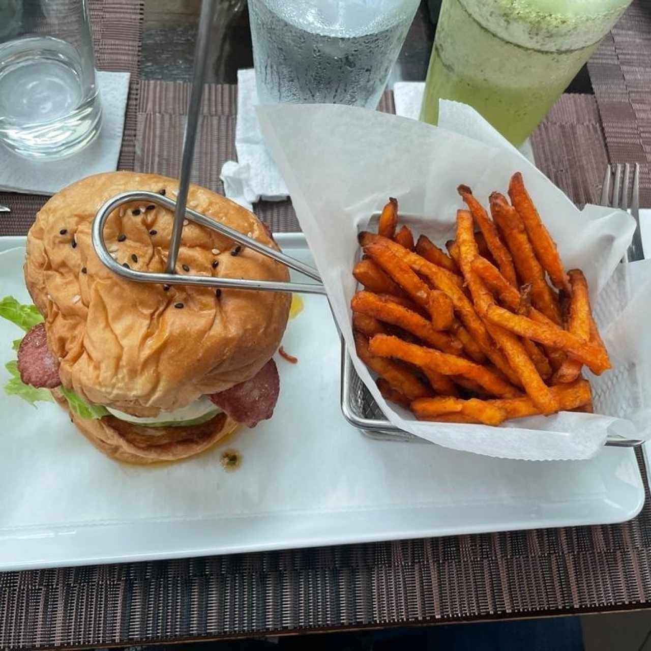 Burger Guacha (Carne de res, chorizo, chimichurri, provolone y aderezo de la casa) con Camote Frito