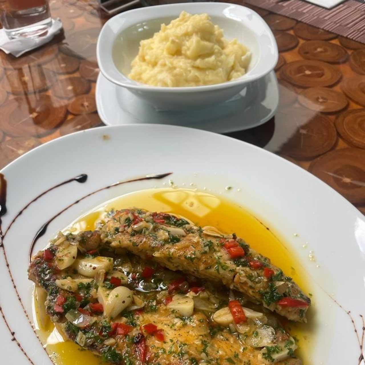 Corvina Al Ajillo (Corvina a la plancha, ajo, morones, cebolla y perejil) con Puré de Papas