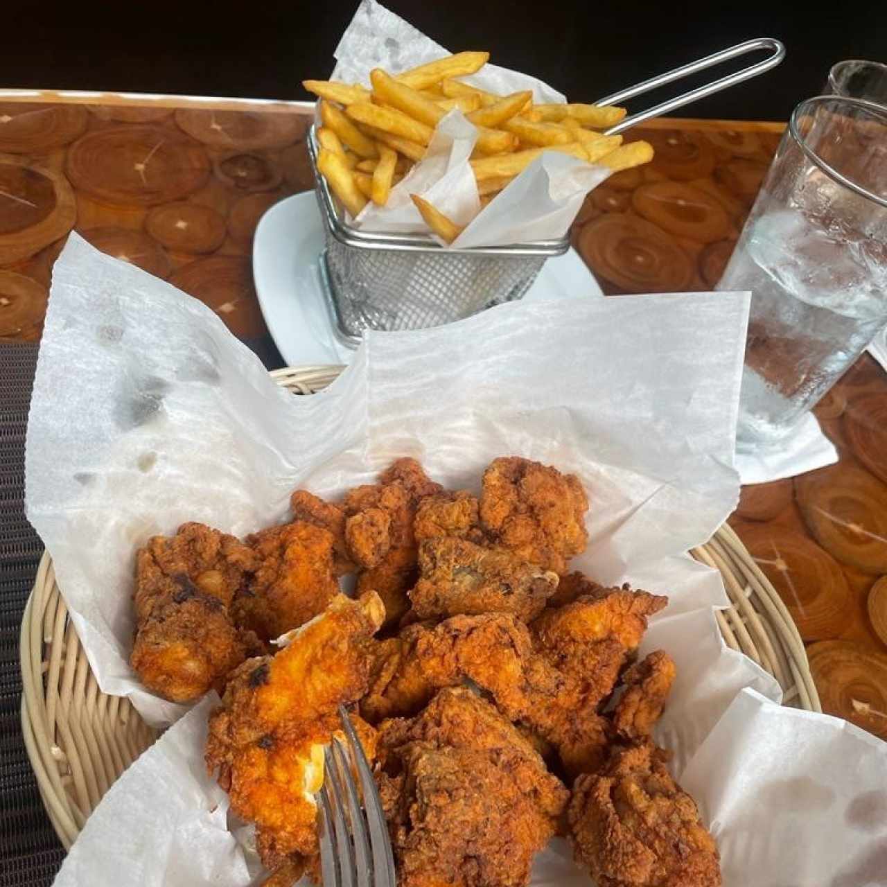 1/2 Pollo Frito En Canasta (Pollo frito troceado con marinado de la casa) con Papas Fritas