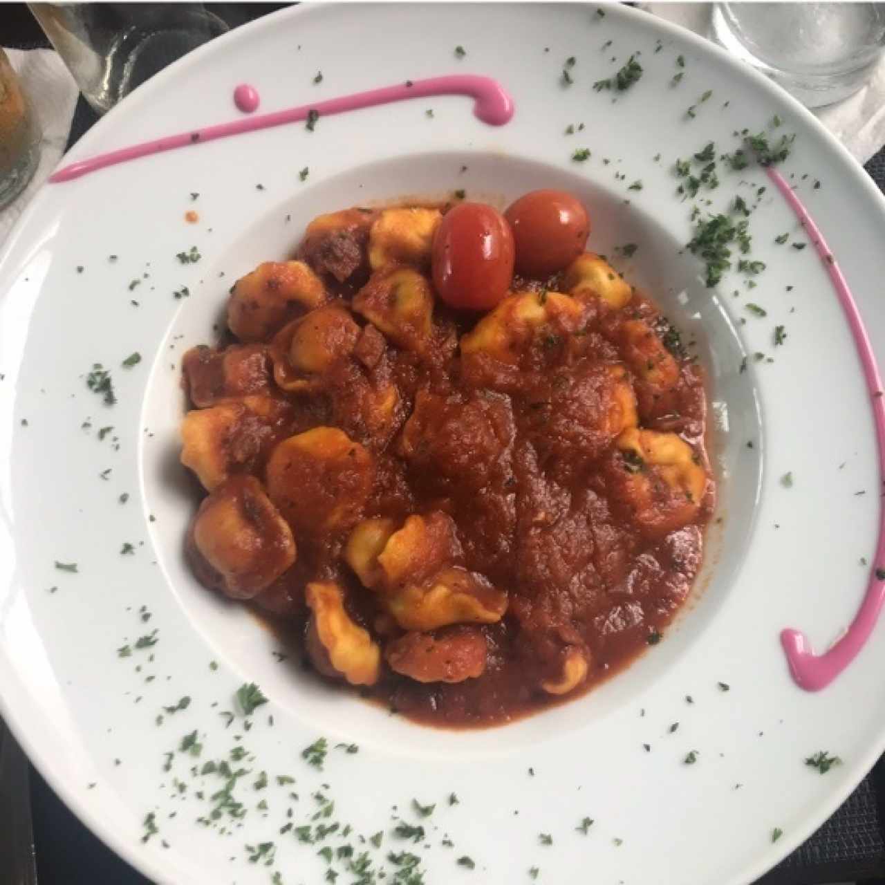 Tortellini de queso a la pomodoro y jamón serrano