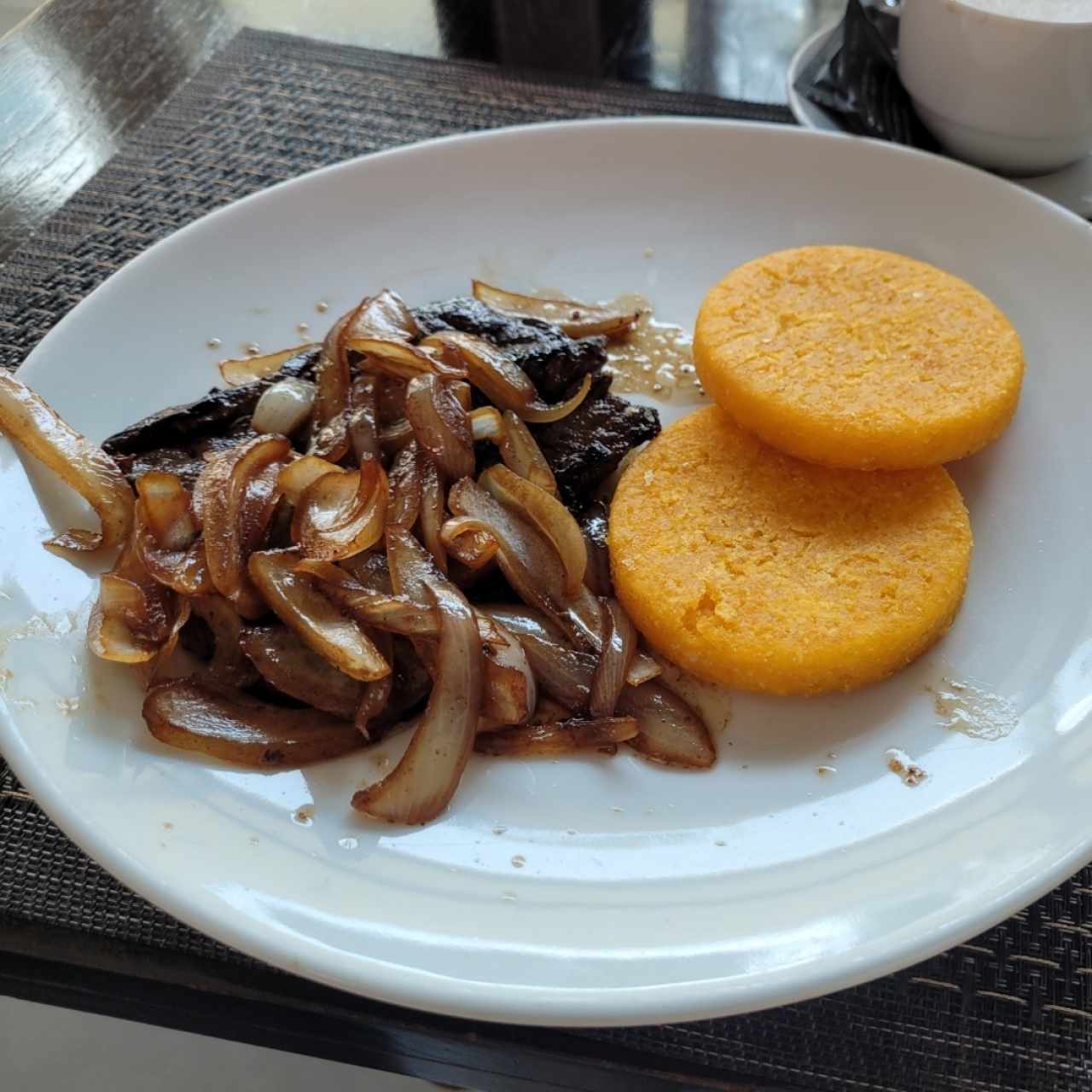 Higado de Res Encebollado