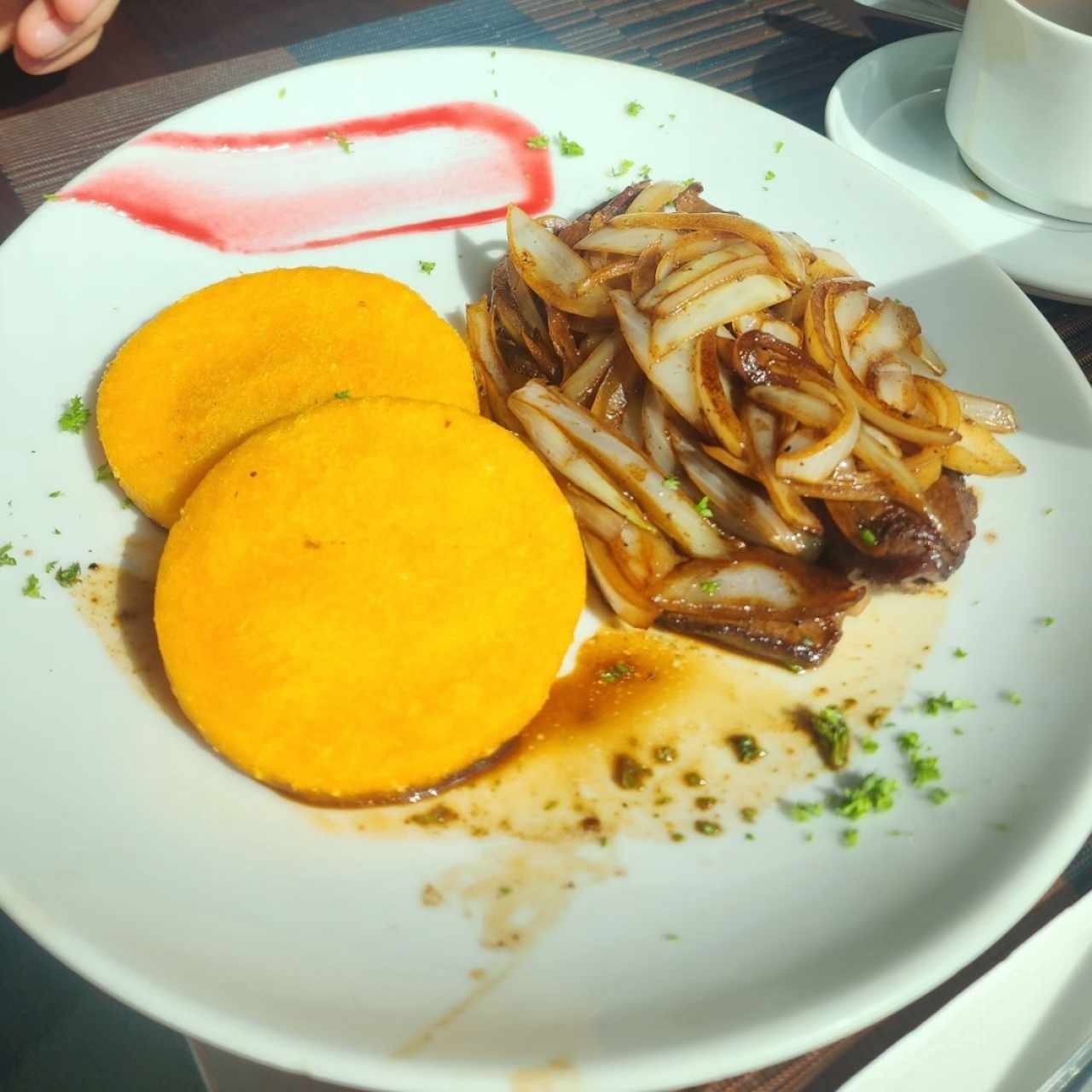 Higado de Res Encebollado