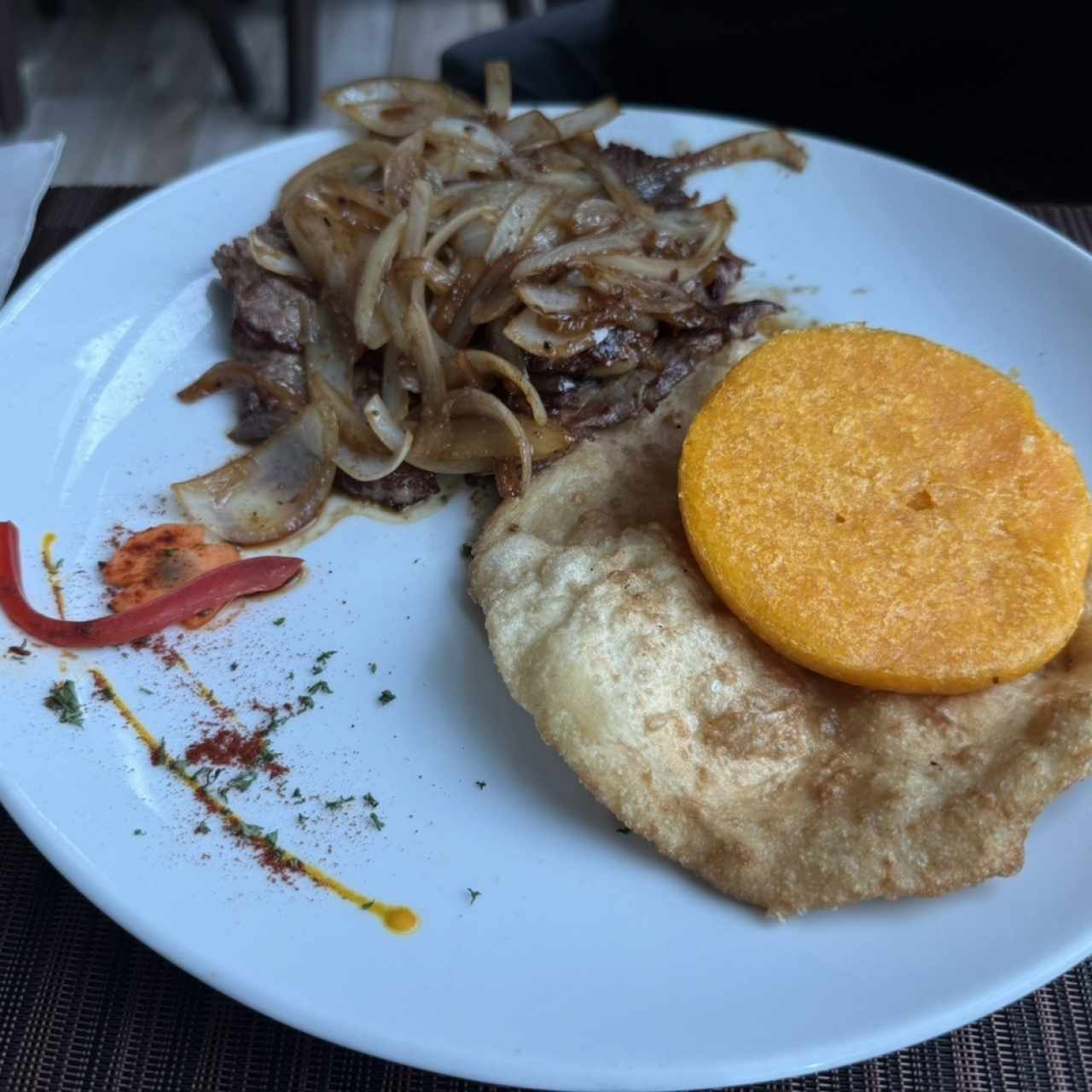 Bistec de Res Encebollado