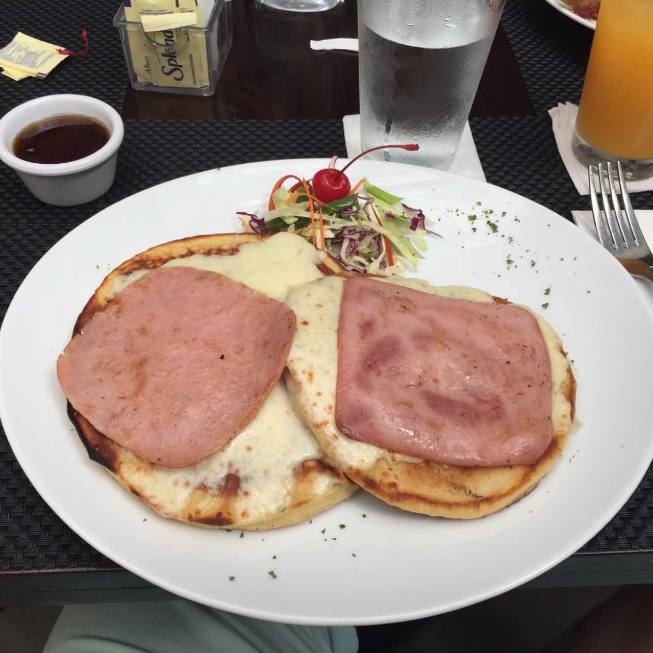 Pancakes o wafles con jamón y queso gratinado