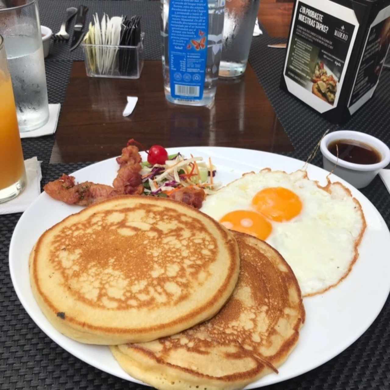 Pancakes y wafles con tocino y huevo frito