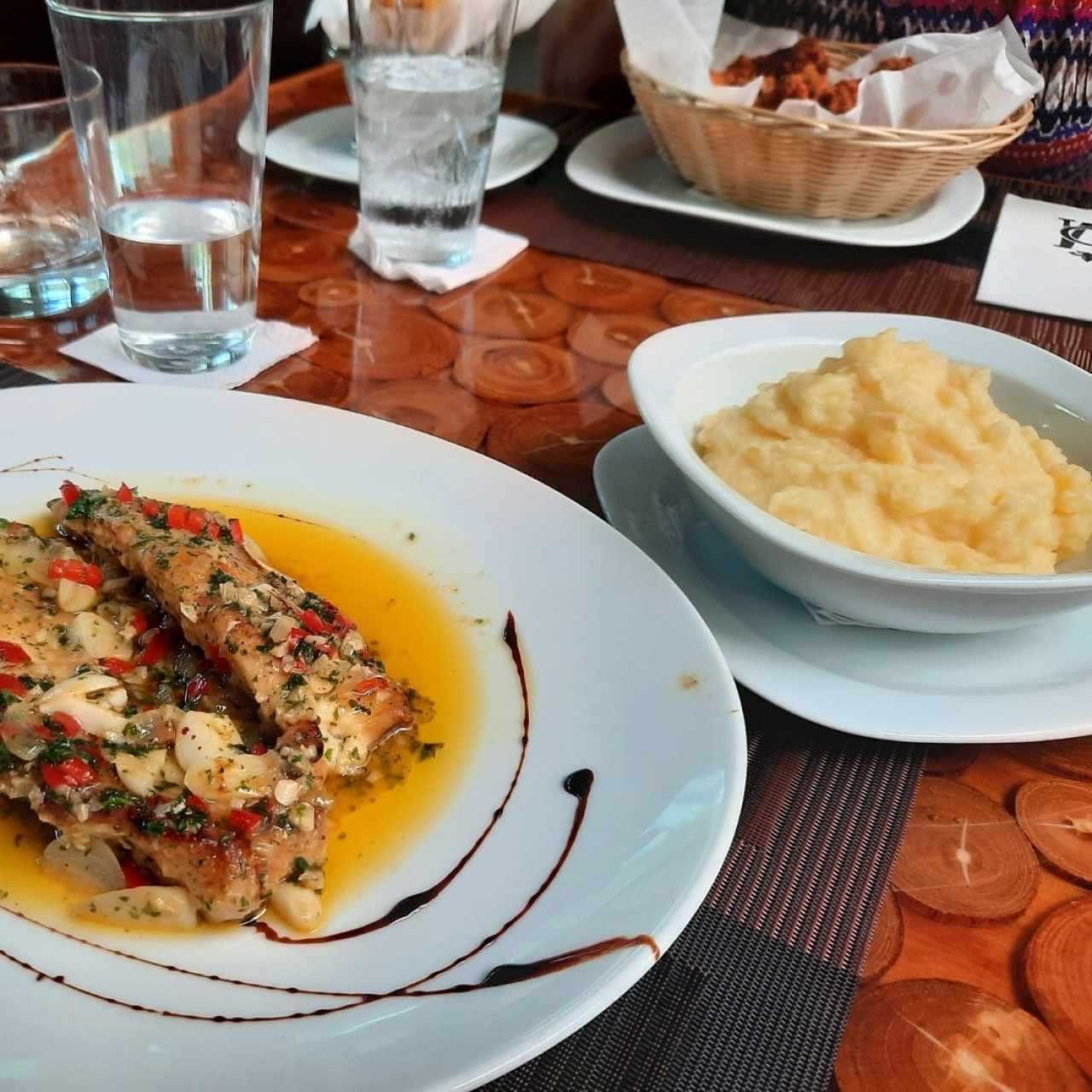 Mar - Corvina al ajillo y puré  papas