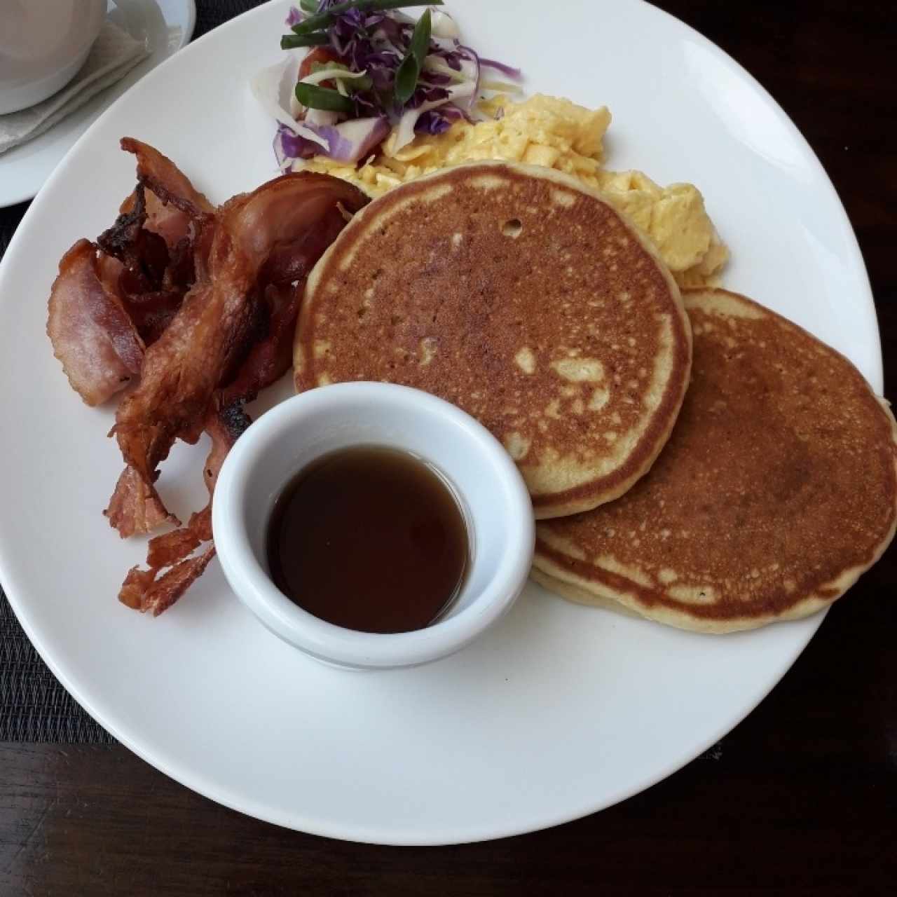 Pancakes y wafles con tocino y huevo frito