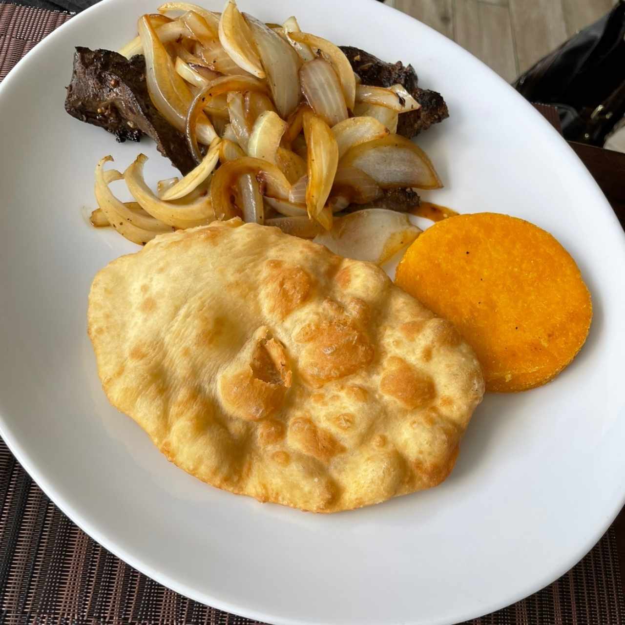Higado de res encebollado